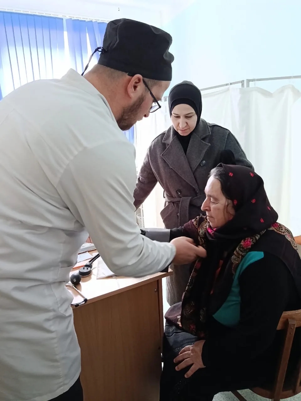 Мобильная бригада доставляет пожилых жителей Цумадинского района на медосмотры