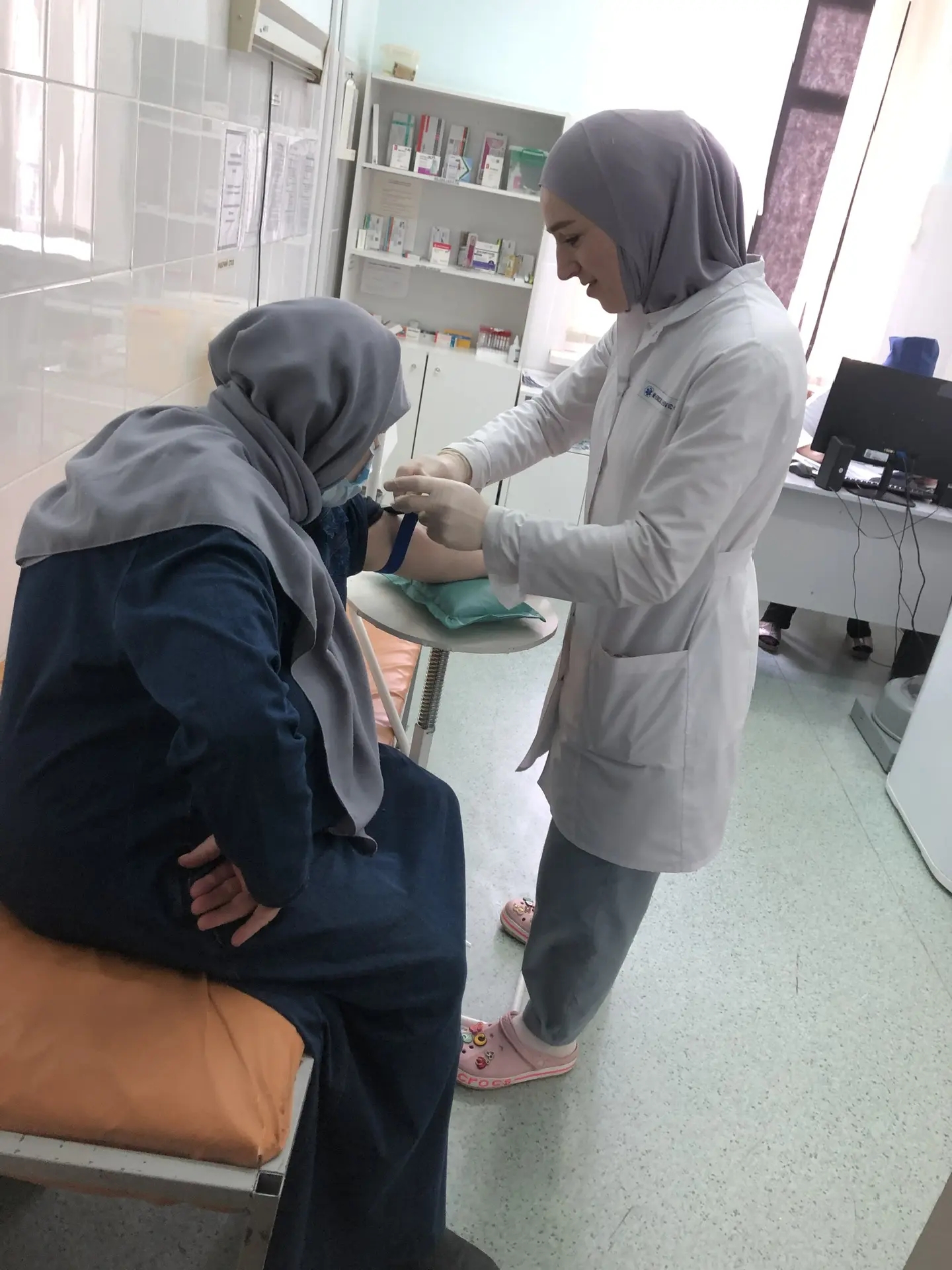 Мобильная бригада доставляет пожилых жителей Цумадинского района на медосмотры