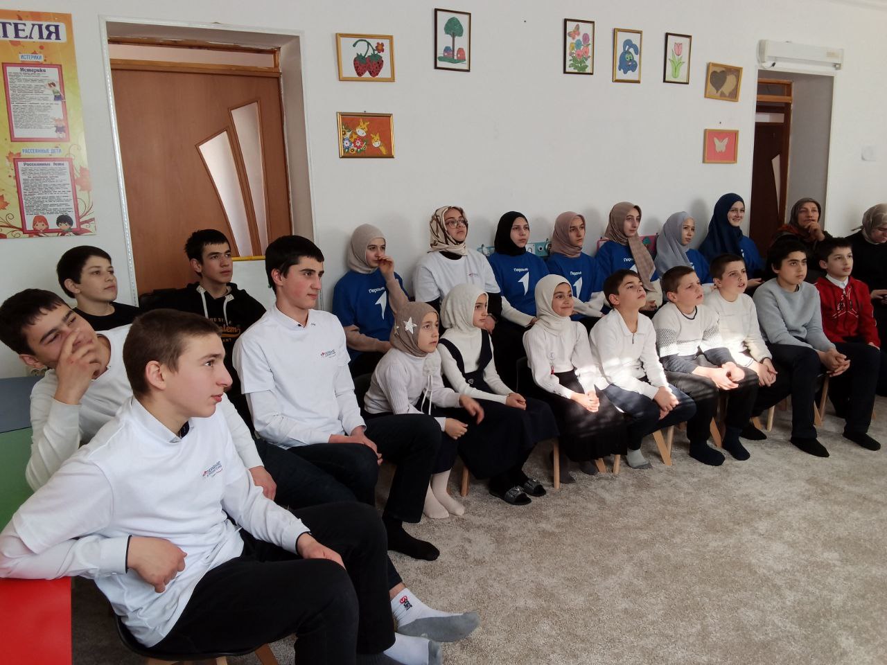 «Живой карандаш» рисует образы героев в детских сердцах