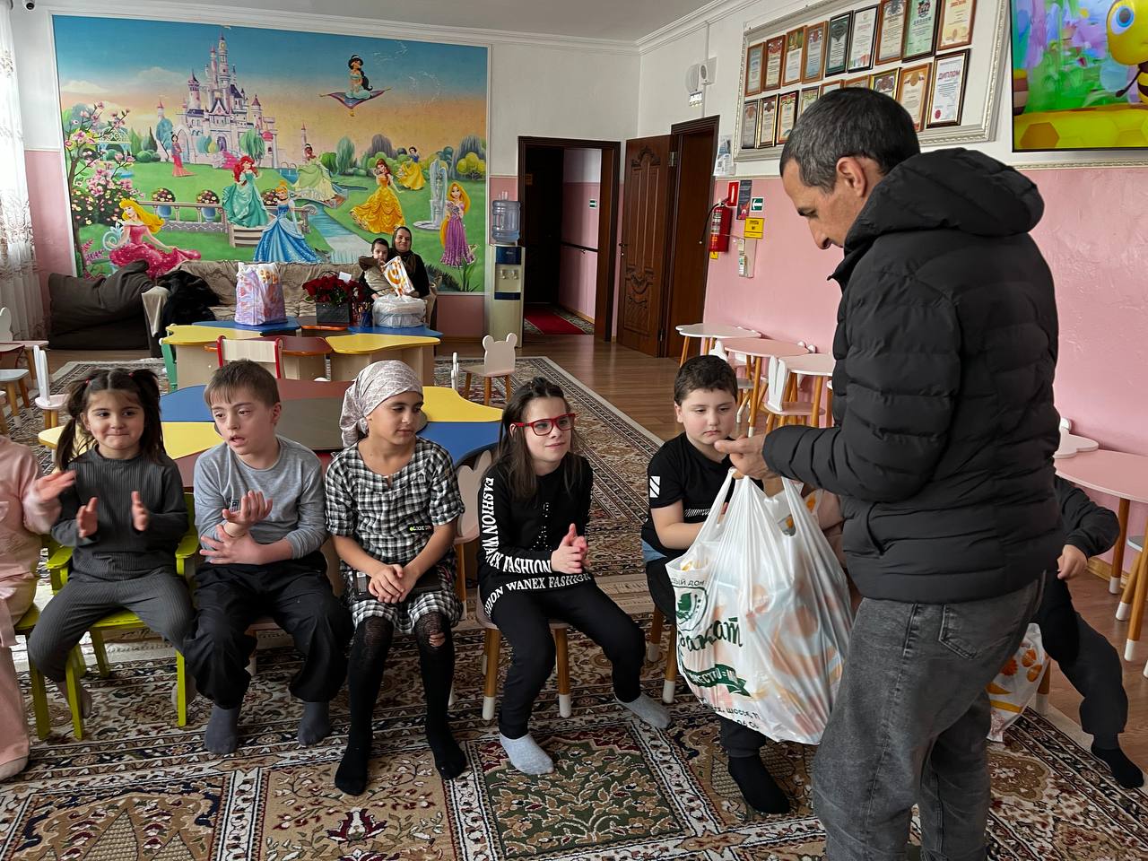 «Обнял крепко-крепко, будто боялся, что это сон»: встреча отца-героя и сына в центре реабилитации