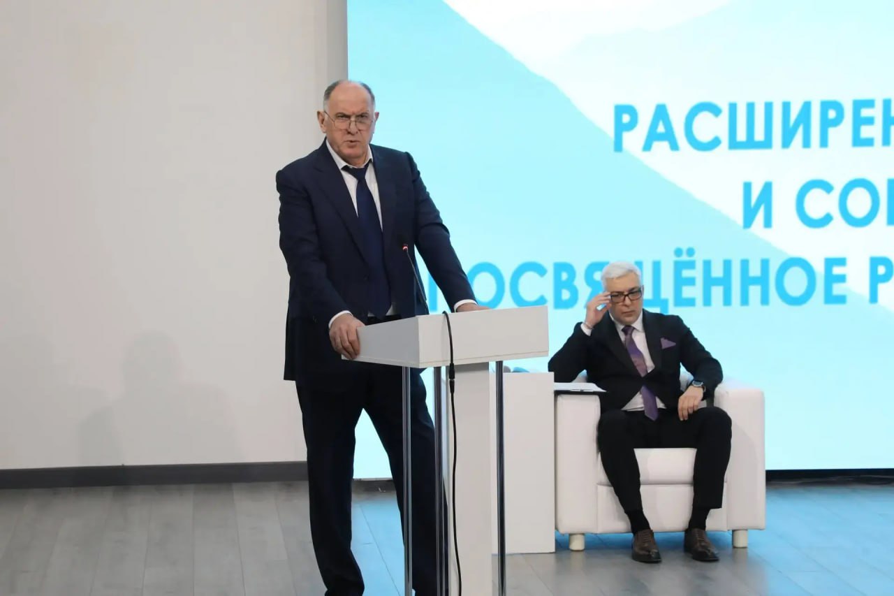 Абдулмуслим Абдулмуслимов поблагодарил коллектив Минтруда Дагестана за продуктивную работу.