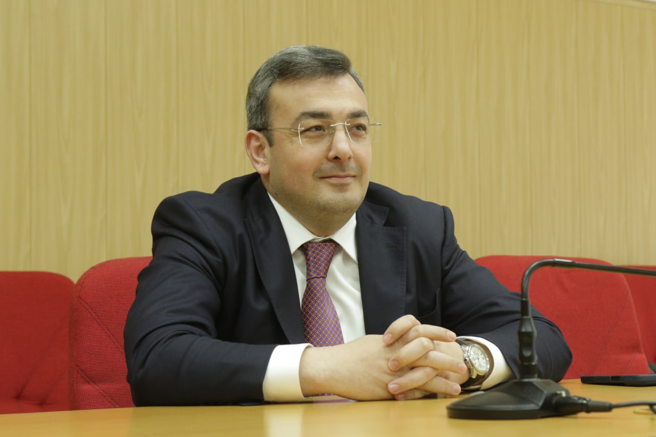 Магомедзагид Кихасуров поздравил сотрудниц с наступающим 8 Марта