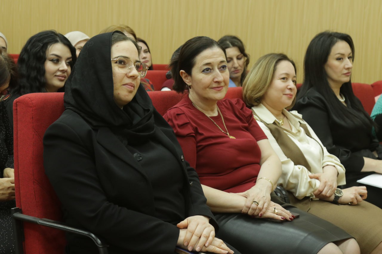 Магомедзагид Кихасуров поздравил сотрудниц с наступающим 8 Марта