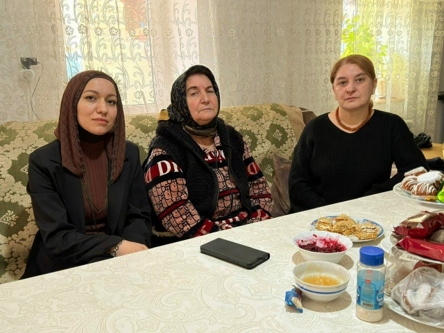 В преддверии Ураза-байрам специалисты Ахтынского реабилитационного центра навестили семьи участников СВО