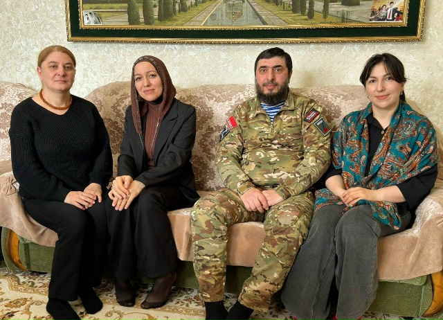 В преддверии Ураза-байрам специалисты Ахтынского реабилитационного центра навестили семьи участников СВО