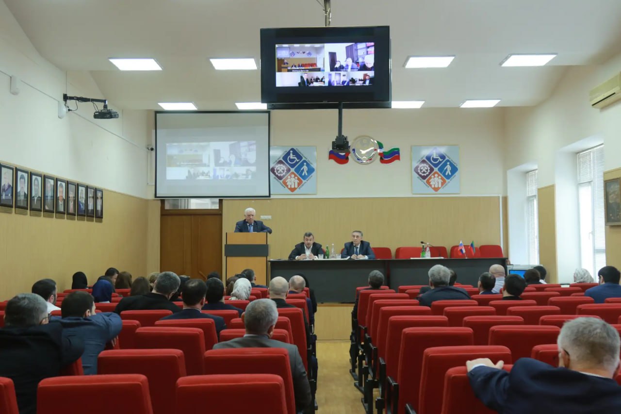 Заместитель Председателя Правительства РД Абдурахман Махмудов провел расширенное совещание по вопросу оказания социальной поддержки гражданам, пострадавшим от паводка