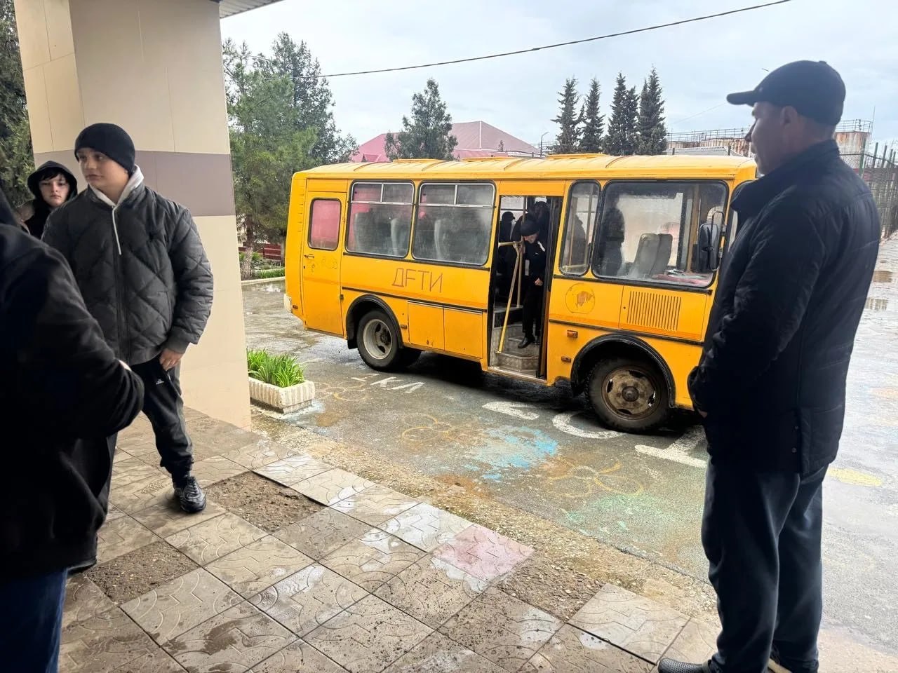 Совместная работа соцработников Минтруда Дагестана, администрации, полицейских и волонтеров помогла эвакуировать более 4 тысяч жителей Дербентского района