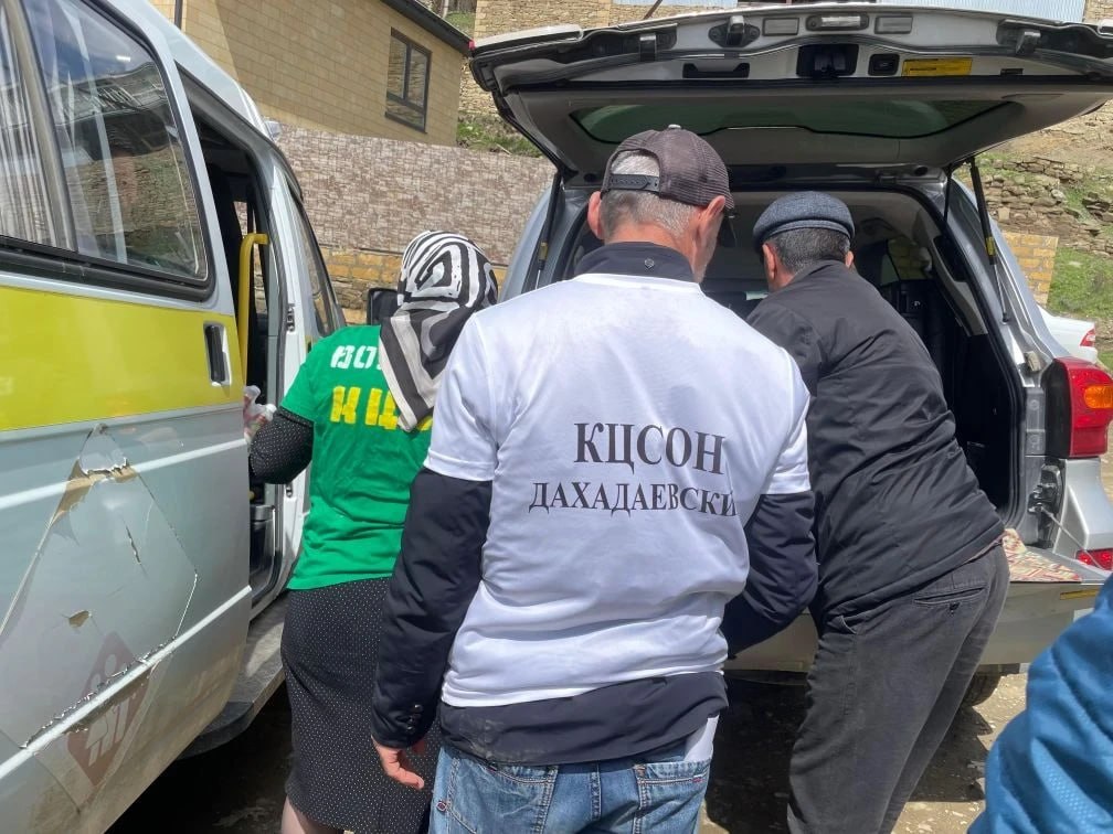 Сотрудники Центра соцобслуживания Дахадаевского района — на передовой помощи пострадавшим от оползня