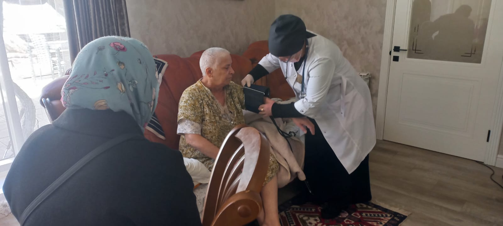 Мобильная бригада Карабудахкентского района доставила медицину в отдаленное село Аданак