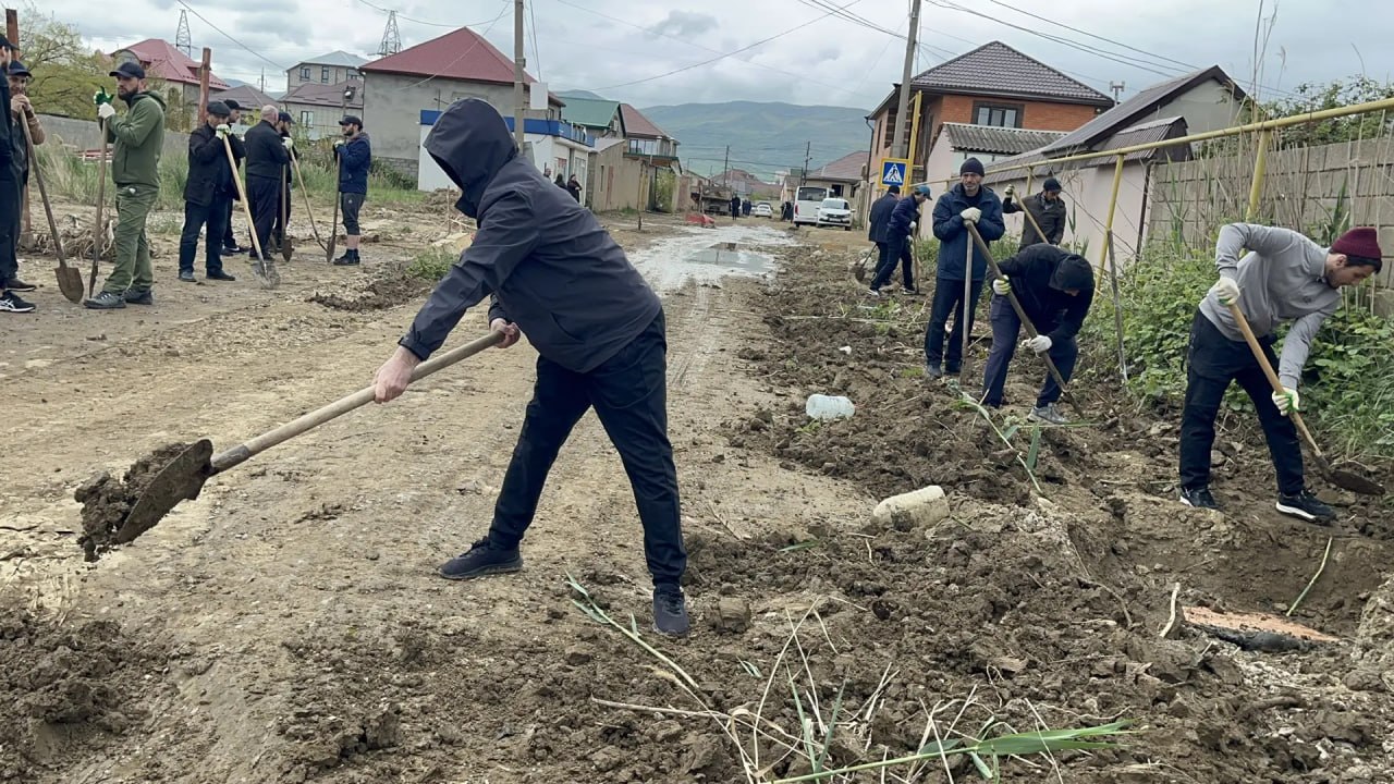 Минтруда Дагестана сменил галстуки и документы на грабли, лопаты и метлы
