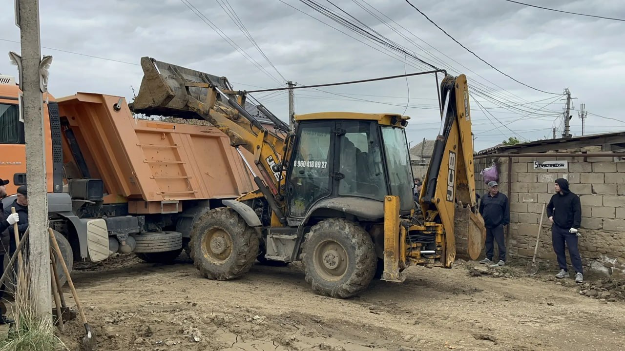 Минтруда Дагестана сменил галстуки и документы на грабли, лопаты и метлы