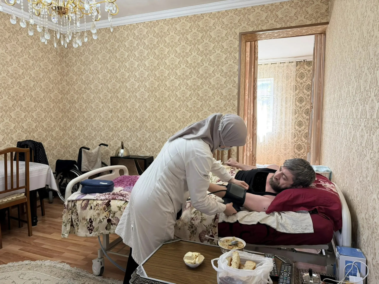 Мобильная бригада Минтруда РД помогла жителям посёлка Ленинкент старше 65 лет получить медпомощь на дому