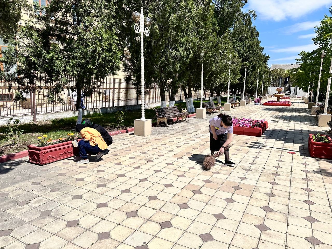 Праздничное убранство фасада: свет памяти и единства