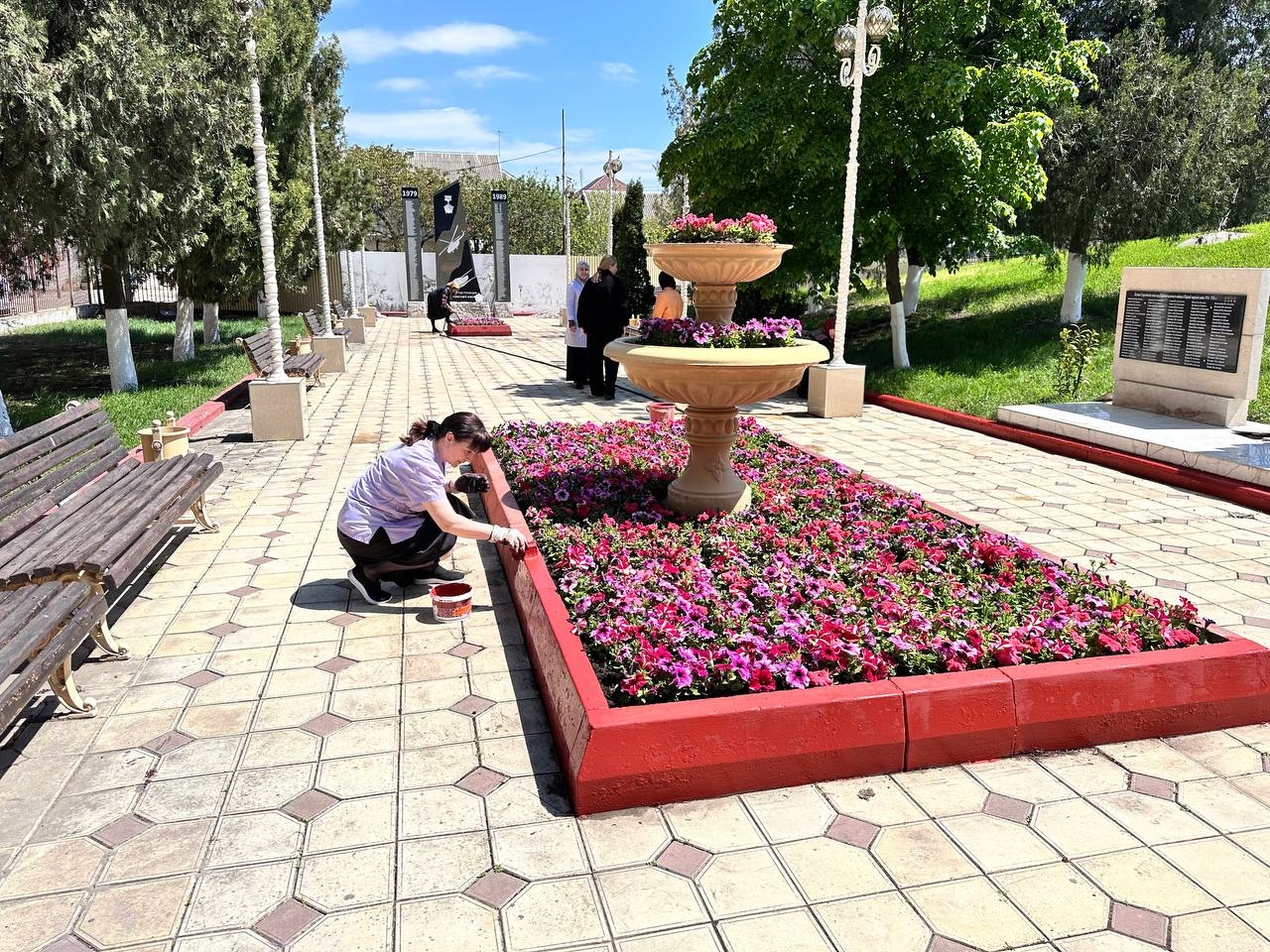 Праздничное убранство фасада: свет памяти и единства