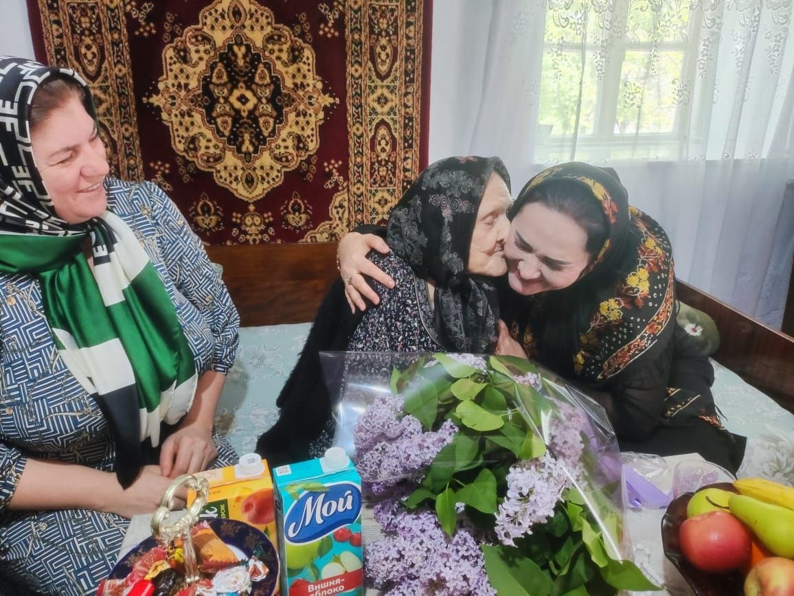Работники Минтруда Республики Дагестан, представляющие Комплексные центры социального обслуживания населения, каждый год в преддверии Дня Победы проводят важную и трогательную акцию.