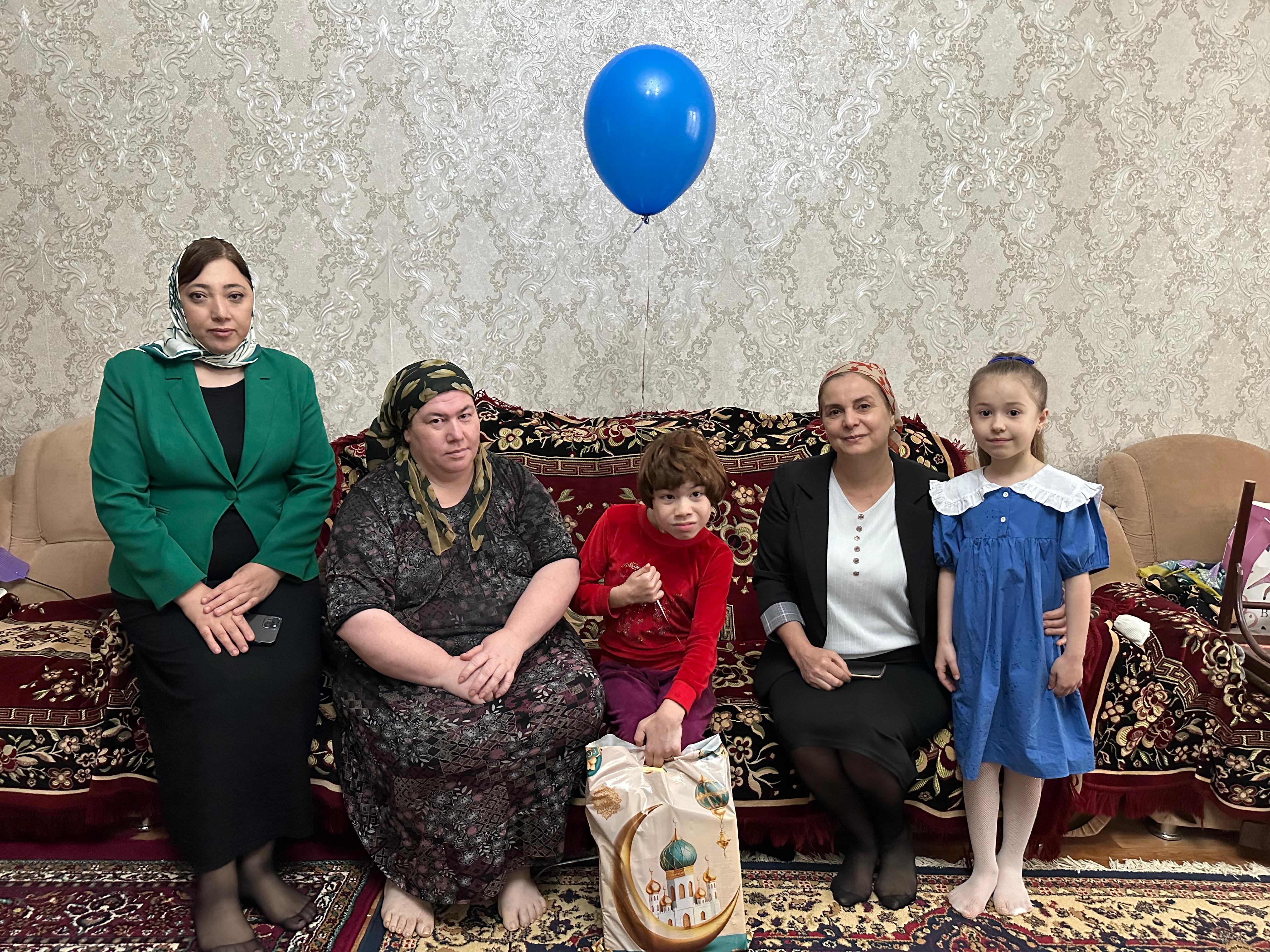 1 июня — в Международный день защиты детей — сотрудники Реабилитационного центра Карабудахкетского района вышли за стены своего учреждения, чтобы подарить праздник тем, кто особенно нуждается во внимании и заботе.