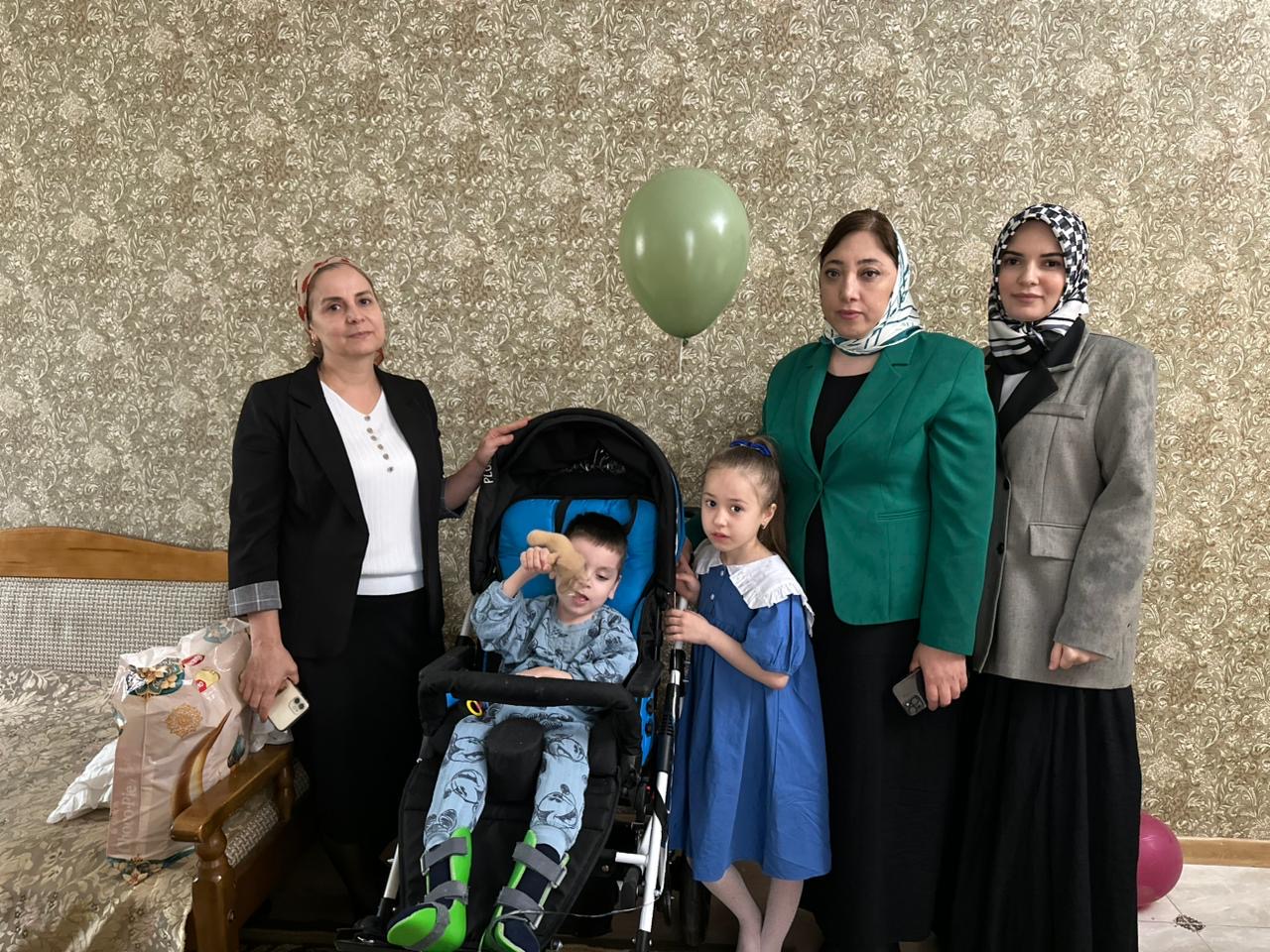 1 июня — в Международный день защиты детей — сотрудники Реабилитационного центра Карабудахкетского района вышли за стены своего учреждения, чтобы подарить праздник тем, кто особенно нуждается во внимании и заботе.
