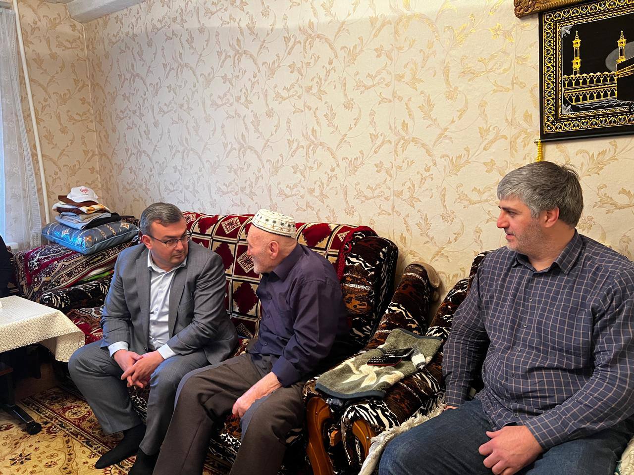 Врио министра труда Дагестана Магомедзагид Кихасуров поздравил ветерана Великой Отечественной войны Мусу Мусаевича с 102-летием юбилеем
