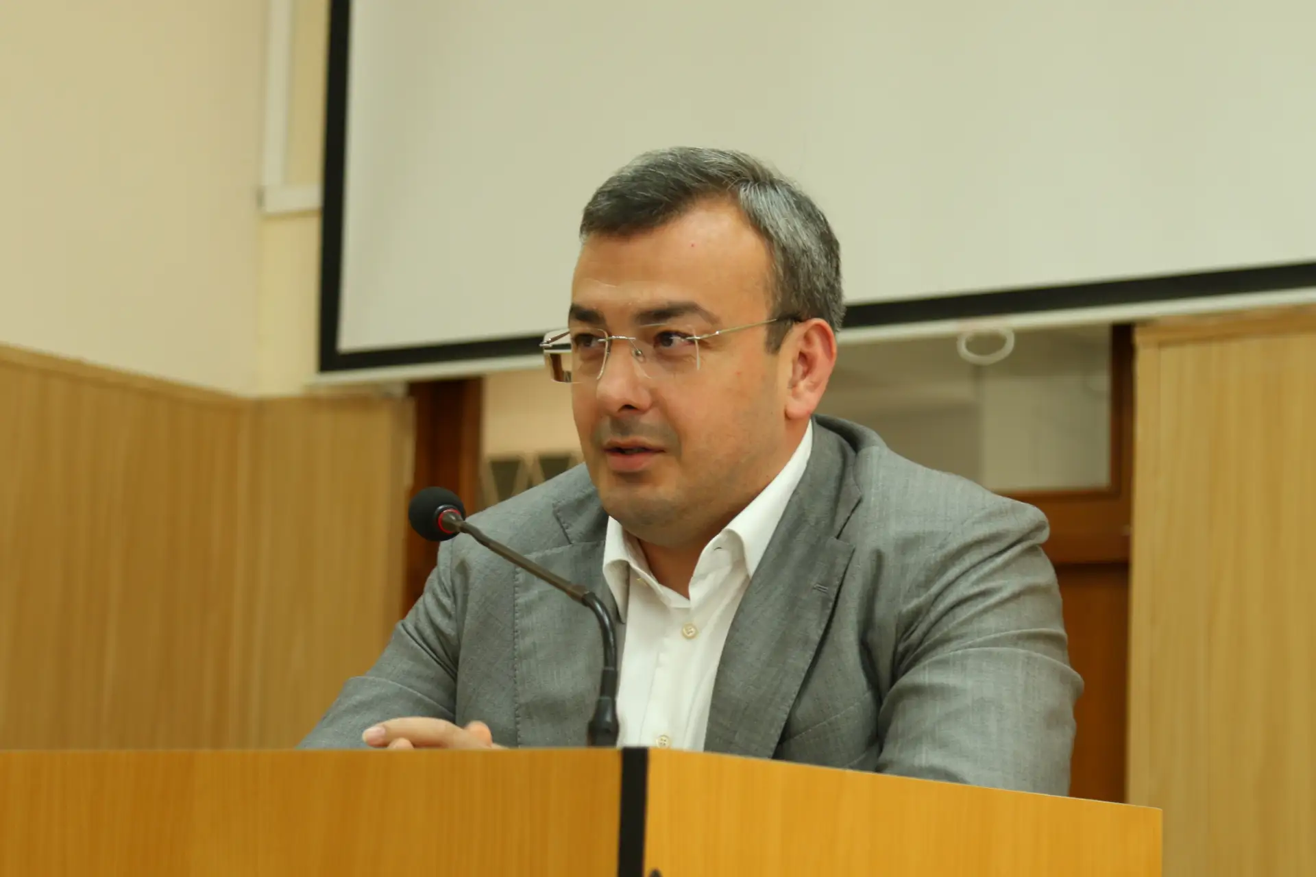 Абдурахман Махмудов поздравил коллектив Минтруда Дагестана с Днем социального работника