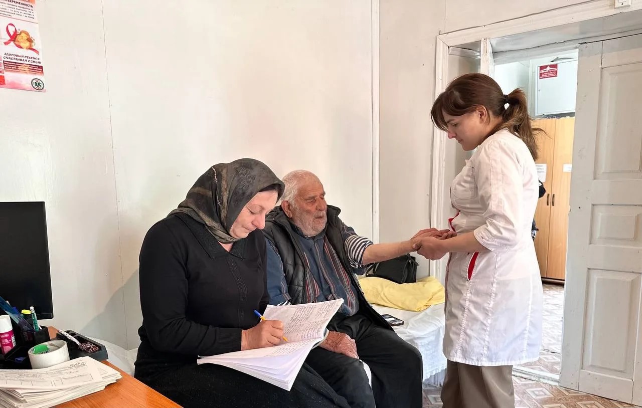 В Рутульском районе продолжается доставка пожилых граждан в больницы в рамках нацпроекта «Семья»