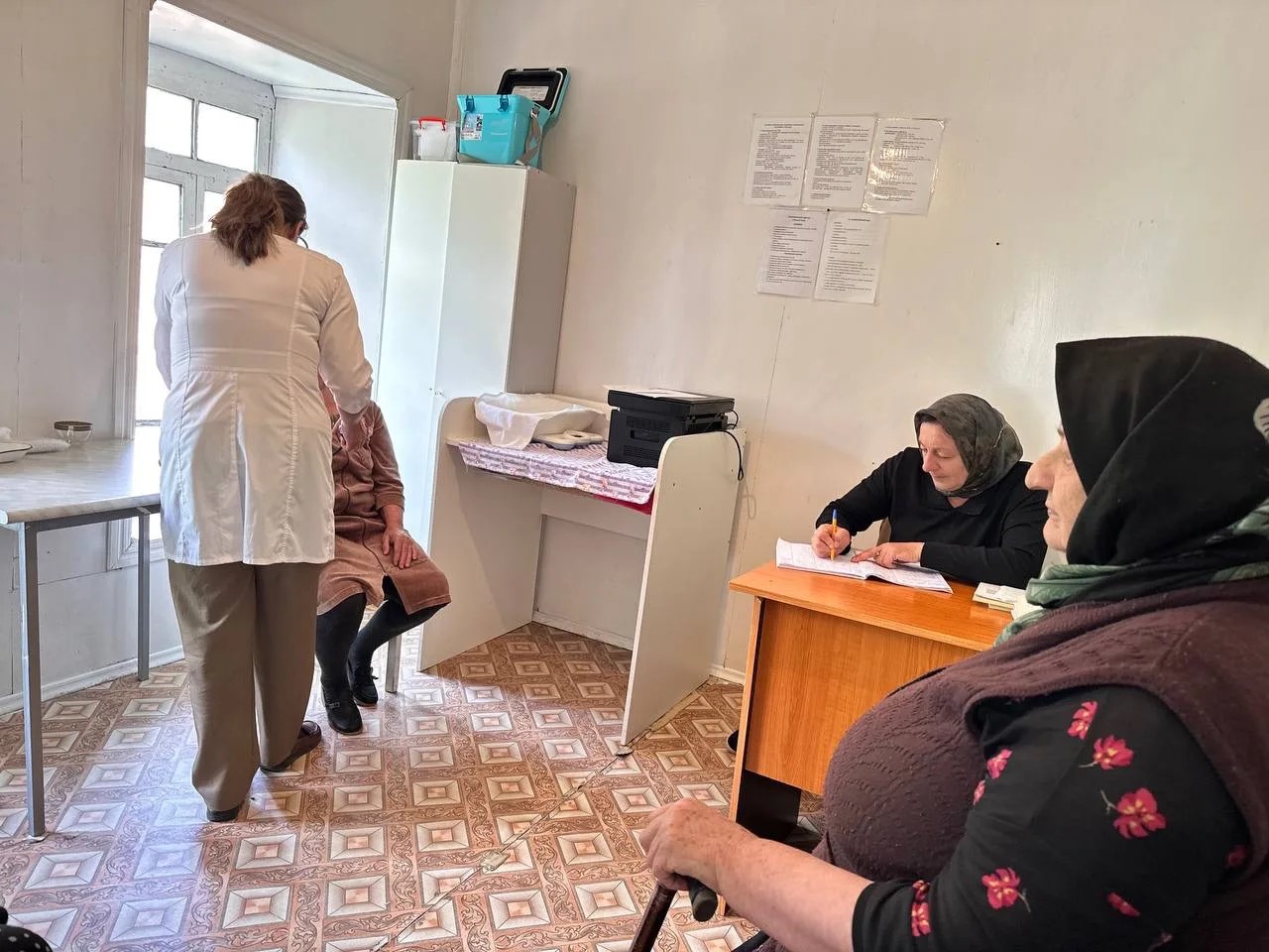 В Рутульском районе продолжается доставка пожилых граждан в больницы в рамках нацпроекта «Семья»