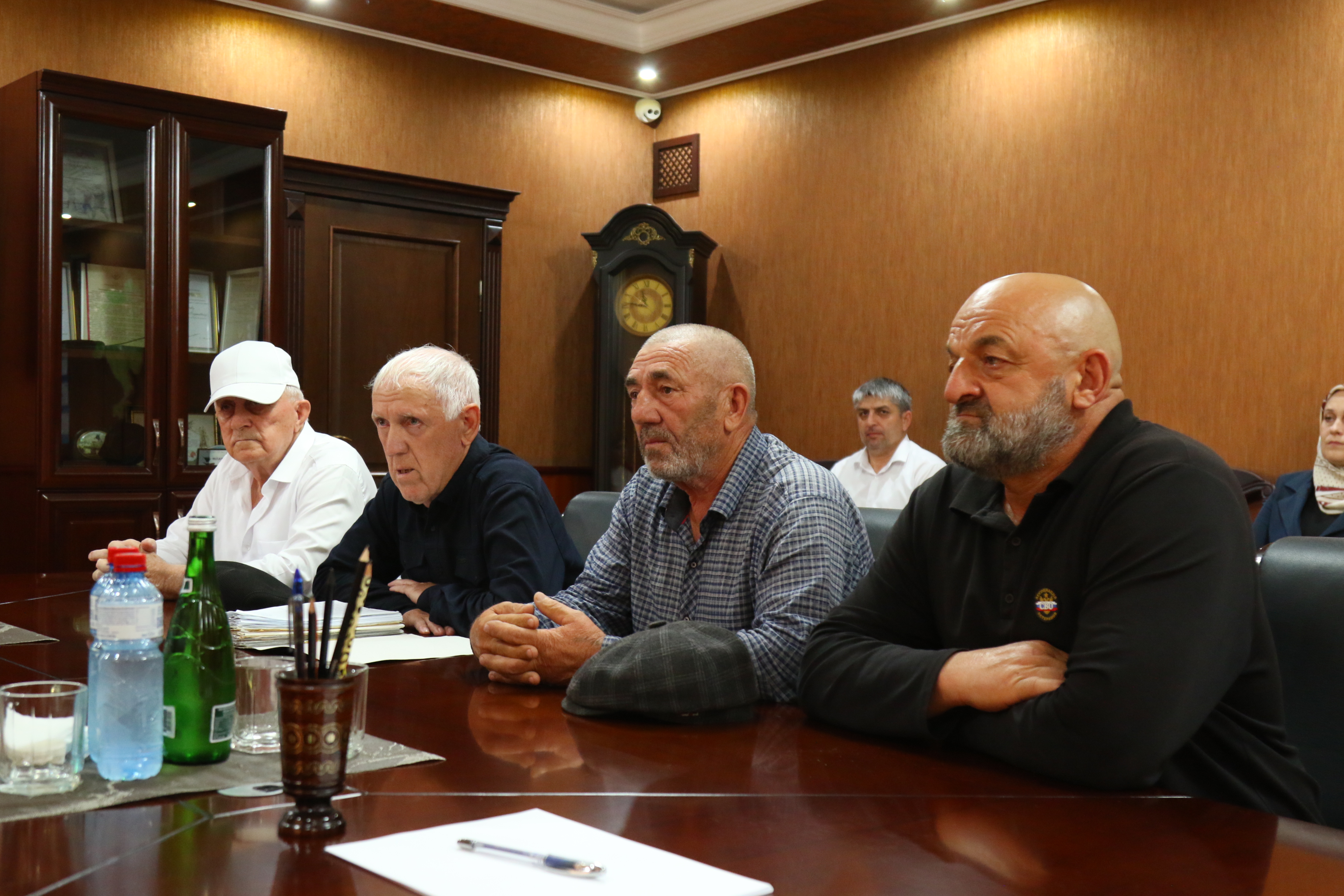 Магомедзагид Кихасуров провел личный прием граждан в Казбековском районе