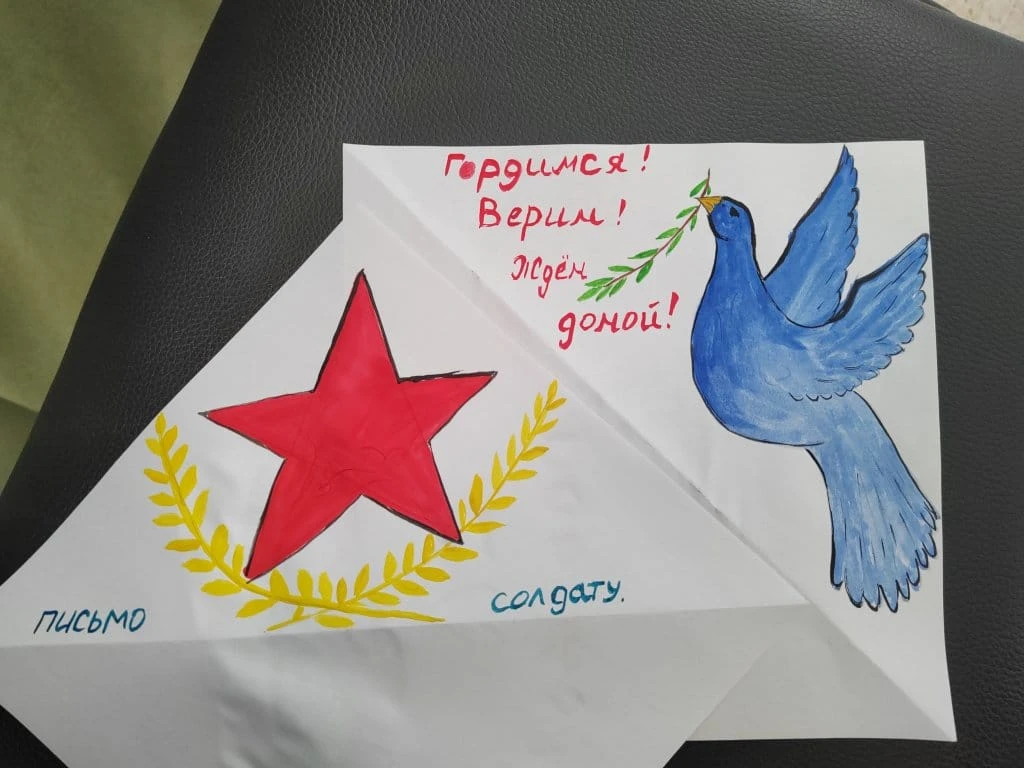 Детские письма — бойцам: воспитанники детского дома № 7 отправили слова поддержки в зону СВО
