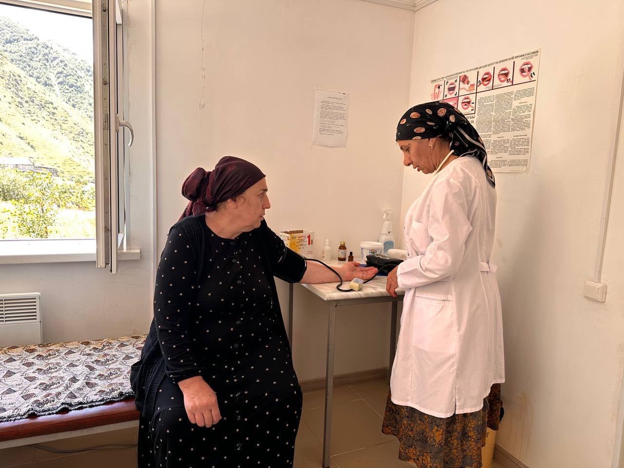 В Рутульском районе продолжается доставка пожилых граждан на диспансеризацию в рамках нацпроекта «Семья»