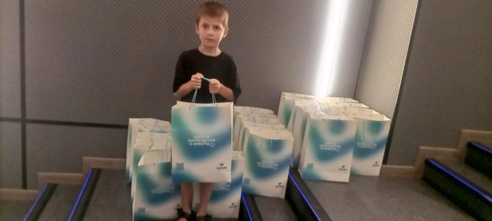 В Махачкале 25 детей получили подарки в рамках ежегодной благотворительной акции Минтруда Дагестана "Собери ребенка в школу"