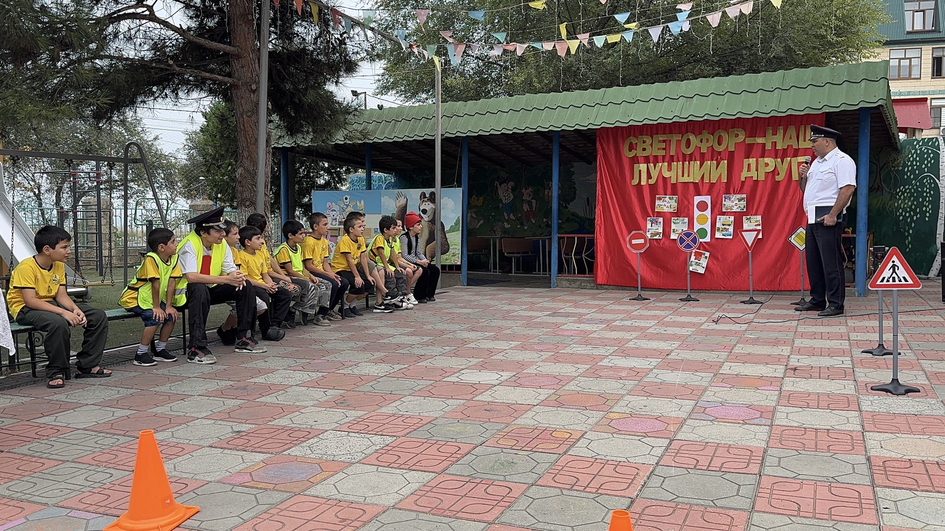 «Светофор — наш лучший друг»: в СРЦН Дербента прошло занятие по безопасности на дороге